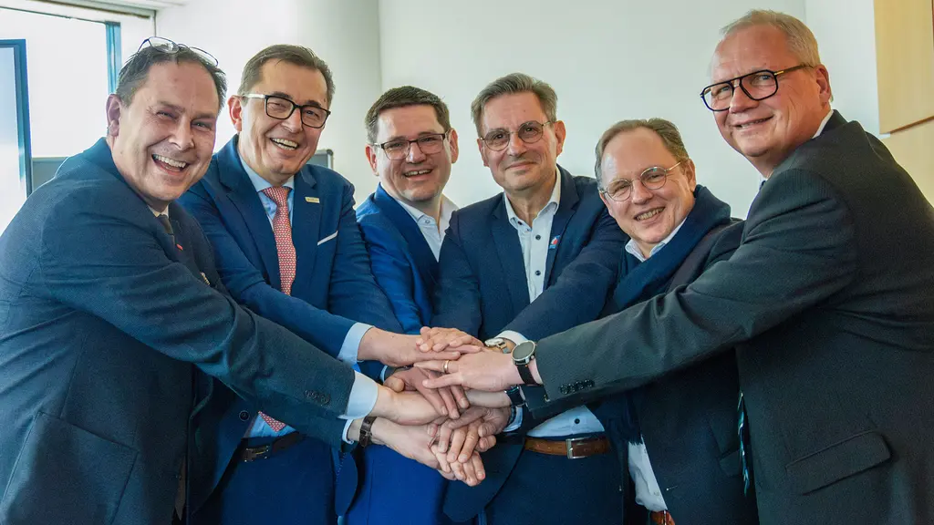 Das Foto zeigt die Taskforce Klimahandwerk bei der Gründung (von links): ZDH-Geschäftsführer Karl-Sebastian Schulte, ZVSHK-Präsident Michael Hilpert, ZVEH-Präsident Stefan Ehinger, ZVDH-Hauptgeschäftsführer Ulrich Marx, BIV-Bundesinnungsmeister Björn Sielaff, ZIV-Vizepräsident Andreas Peeters.